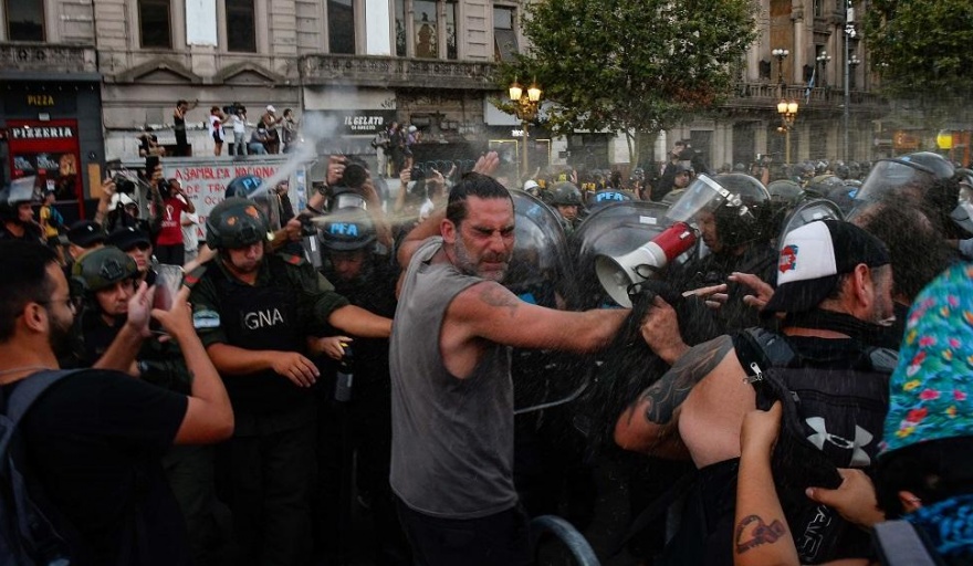 Manifestación y represión en el Congreso luego de la media sanción de la Ley Ómnibus