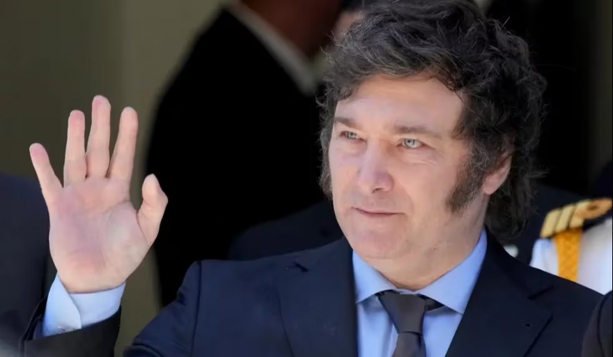Milei favorece a Clarín con una compra millonaria de libros escolares