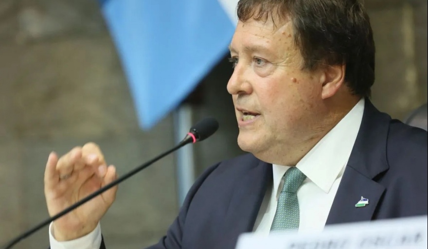 Weretilneck anunció que ningún trabajador estatal cobrará menos del 500 mil pesos