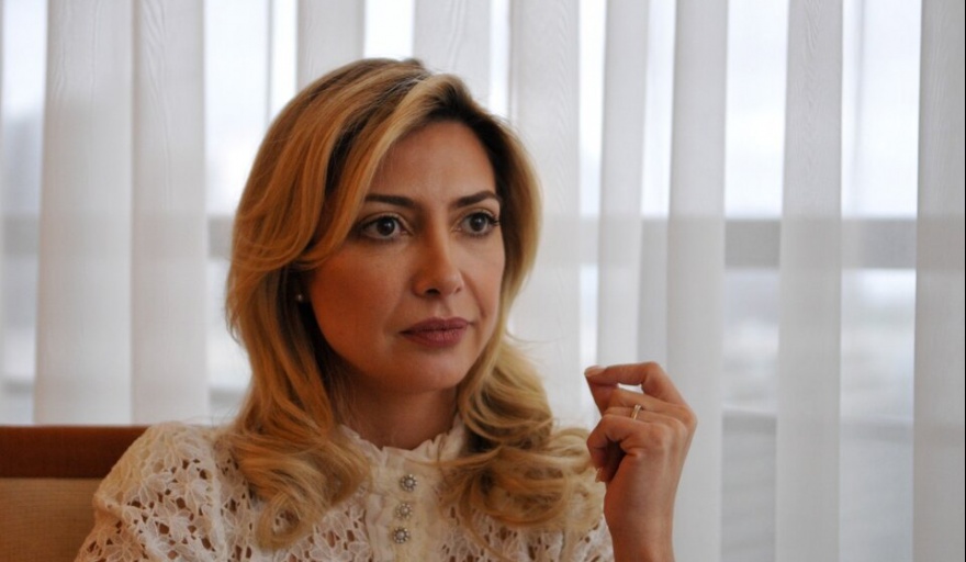 Publican imagenes de Fabiola Yañez incorporadas a la causa con notorias lesiones en el rostro