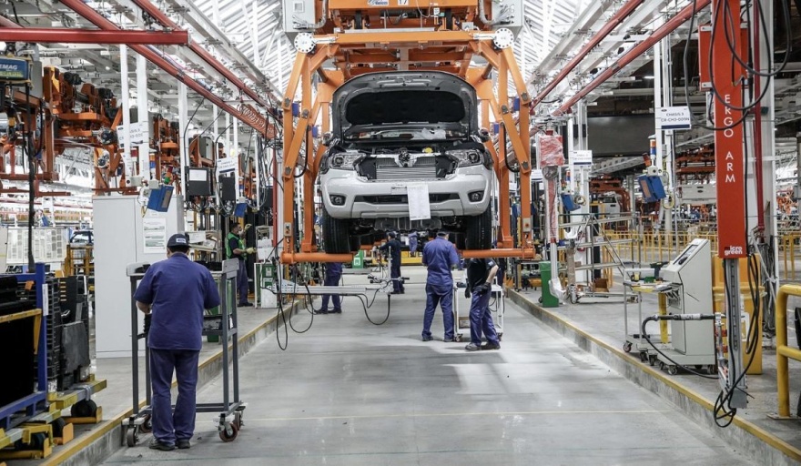 La actividad económica se contrajo un 3,2% en el primer semestre