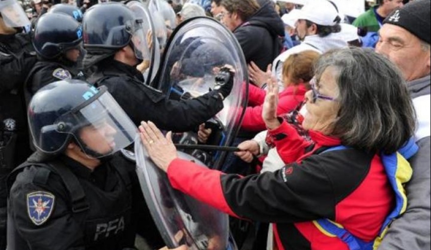 Nuevamente la policía reprimió brutalmente a jubilados en las afueras del Congreso