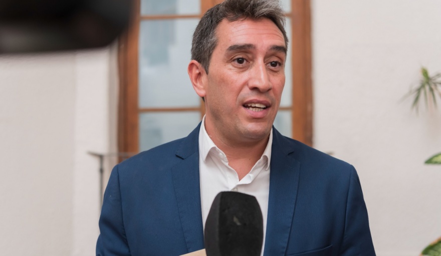 Marcos Castro, intendente de Viedma, criticó la decisión del gobierno nacional sobre las inclusión de tasas en tarifas de servicios públicos