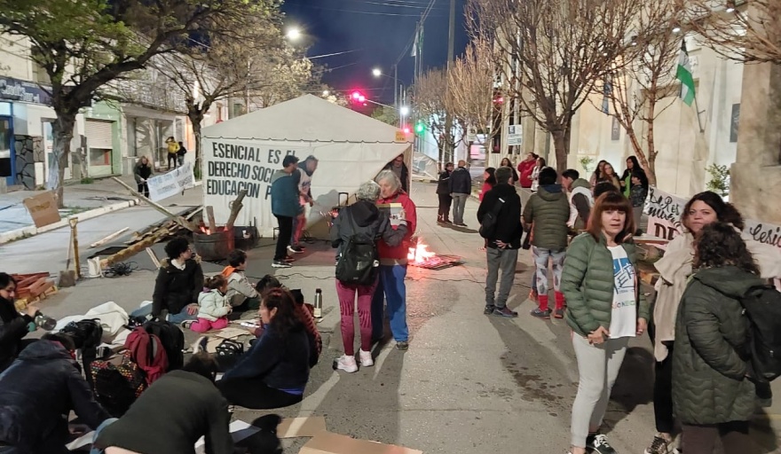 Luego de una noche de vigilia frente a la legislatura, UnTER se moviliza en Viedma