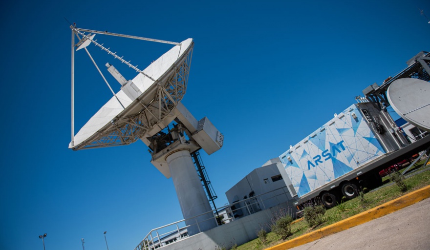 El Gobierno pretende privatizar los megahertz de Arsat y Telecom y anunció el cobro del IVA para diarios y medios digitales