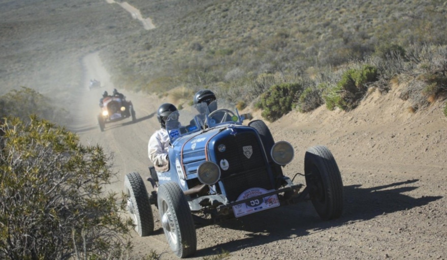 El "Gran Premio YPF Infinia de Baquets" pasó por Viedma con sus espectaculares biplazas vintage