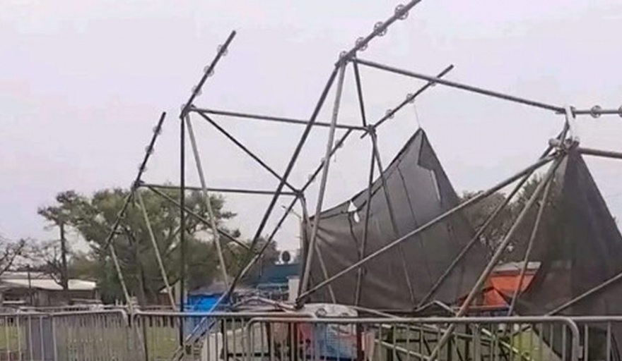 Tragedia en la Fiesta Nacional de la Música en Wheelwright: una mujer fue aplastada por una torre del escenario