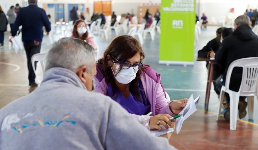 En Bariloche la vacunación combinada es con turno