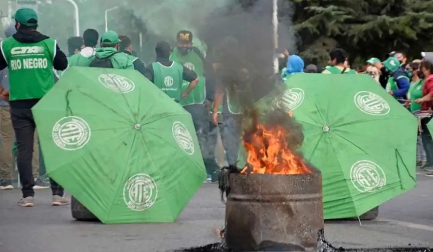 Sin aún conocerse la fecha de pago de aguinaldo, ATE Río Negro anuncia más cortes de ruta para las fiestas