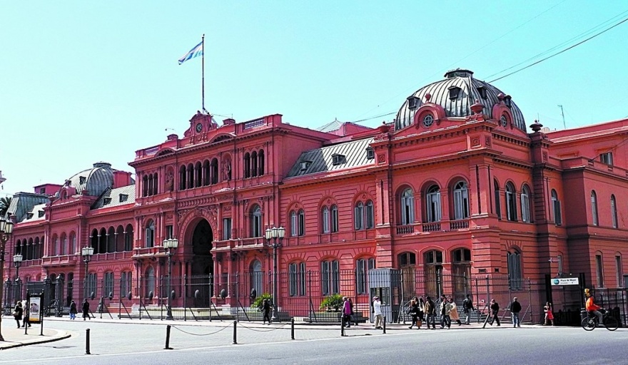 El Gobierno libertario vuelve a prorrogar la norma que condiciona los salarios estatales hasta diciembre del 2025