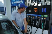 El gobierno oficializó la postergación del aumento en combustibles