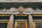 El Tesoro volvió a intervenir: vendió unos u$s150 millones para contener al dólar oficial