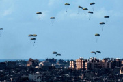 Cinco países lanzan ayuda aérea a Gaza en medio de una grave hambruna