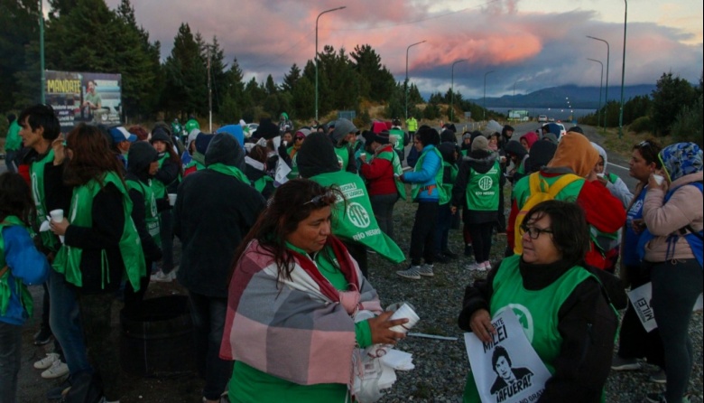 ATE bloquea el aeropuerto de Bariloche y los caminos al Llao Llao ante la visita de Milei