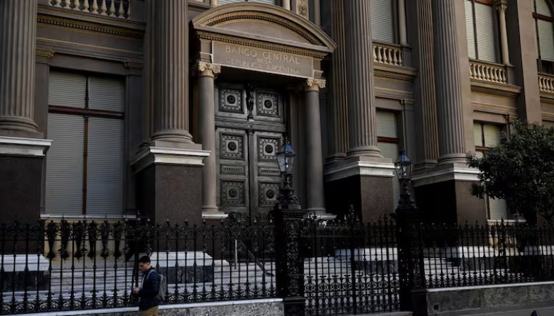 El Gobierno pagó más de u$s4.000 millones a bonistas del exterior y sorteó un nuevo vencimiento clave