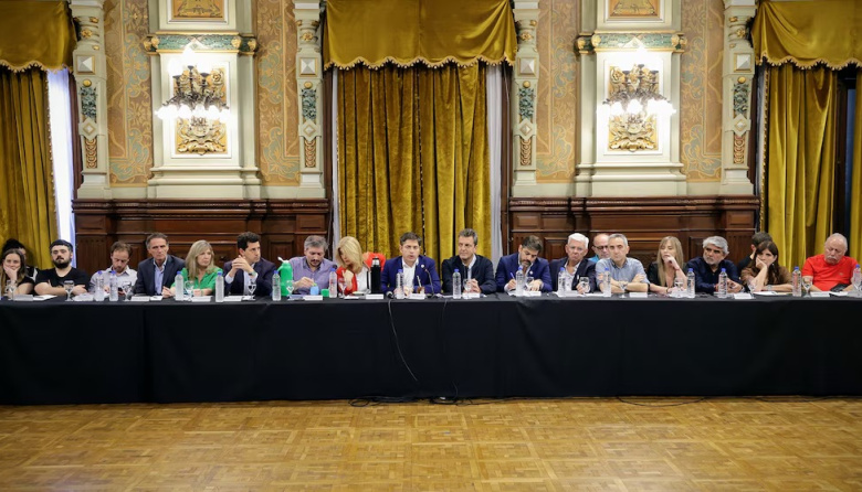 Kicillof, Massa y Máximo Kirchner sellan la unidad del peronismo bonaerense bajo el frente "Fuerza Patria"