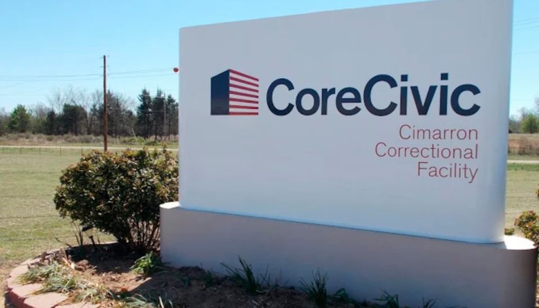 Fred Machado pasa sus días en la cárcel de media seguridad en Oklahoma con mameluco azul