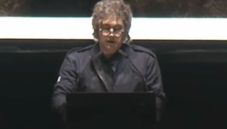 Milei se sumó a cánticos contra Cristina Kirchner y aludió a su prisión domiciliaria en un acto libertario