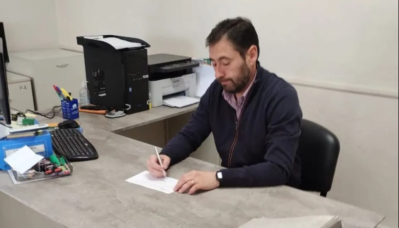 En plena tensión política y social, Román se toma licencia y deja la conducción del municipio de Allen