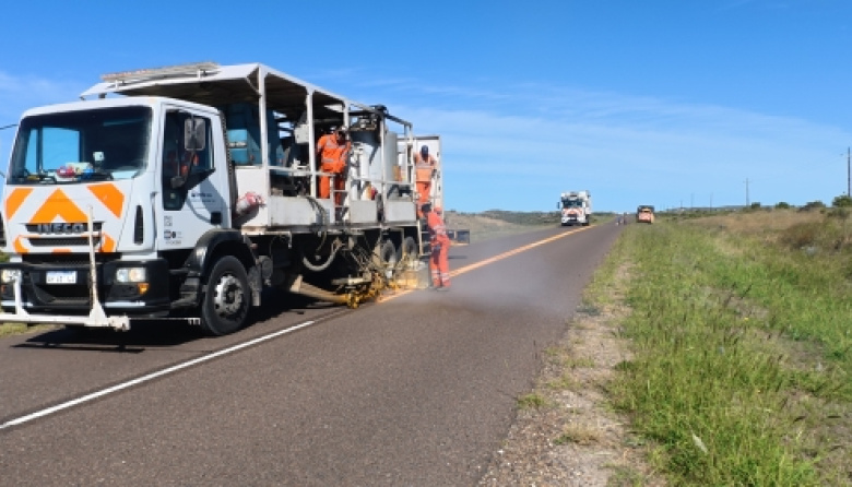 Vialidad Rionegrina avanza con la señalización horizontal en la Ruta Provincial 1 entre La Lobería y Viedma