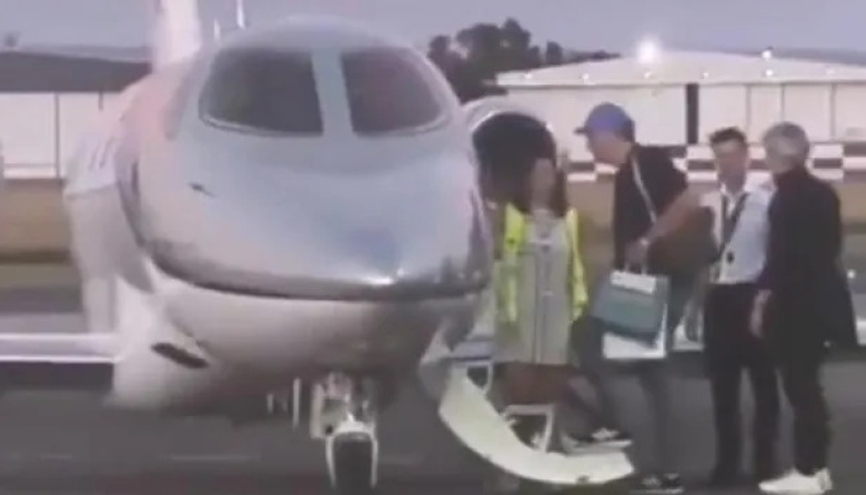 El piloto del vuelo privado contradijo a Manuel Adorni y complica su situación judicial