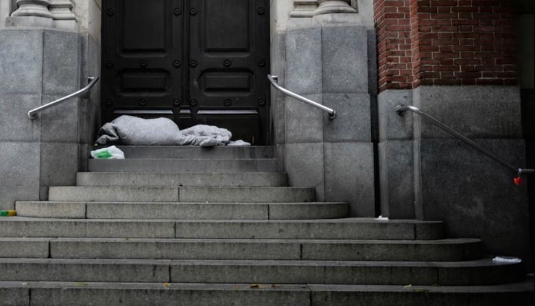 La pobreza bajó al 28,2% en Argentina y afecta a 13,5 millones de personas