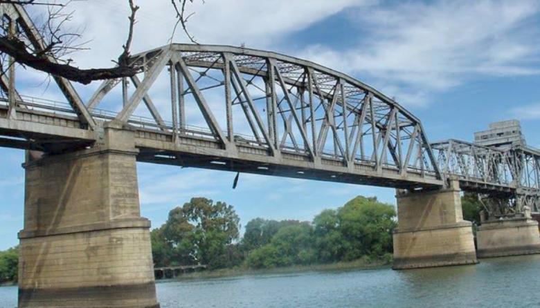 Corte temporal en el puente ferrocarretero por un desprendimiento estructural