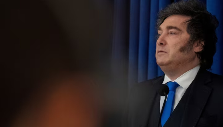 La suba global de los combustibles pone a prueba el plan de Milei y golpea al pais