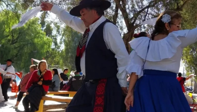 Día de la Zamba en Viedma: baile y tradición en Plaza San Martín