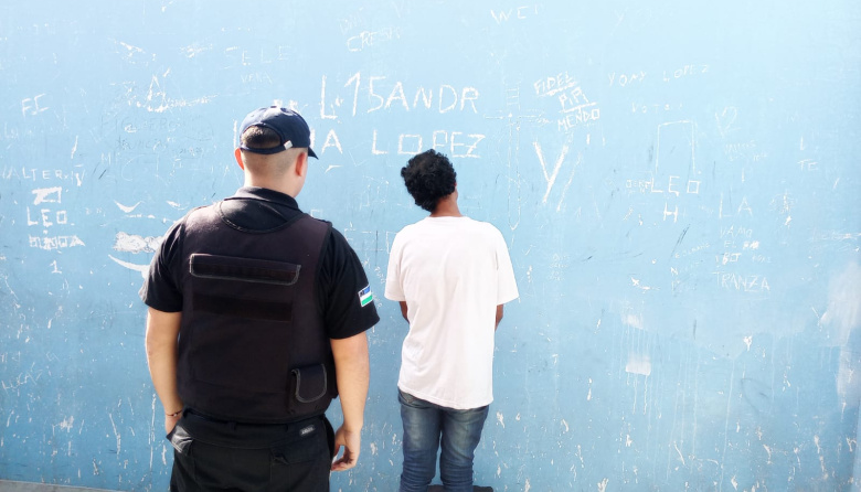 Detienen a un hombre con pedido de captura en pleno centro de Viedma