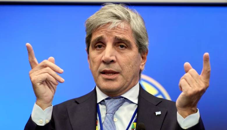 Caputo acelera la colocación de bonos para sumar dólares antes del vencimiento de julio