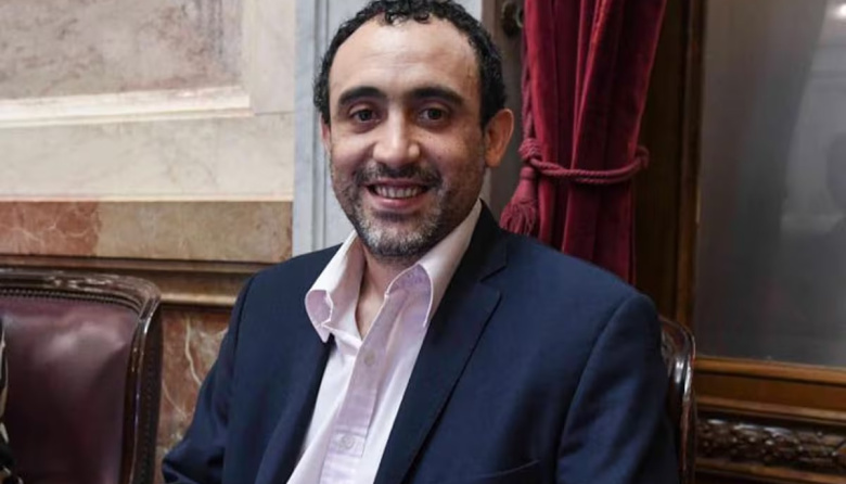 José Carambia cargó contra Claudio Vidal: “YPF le pagó 200 millones de dólares a Santa Cruz y nadie sabe dónde están”