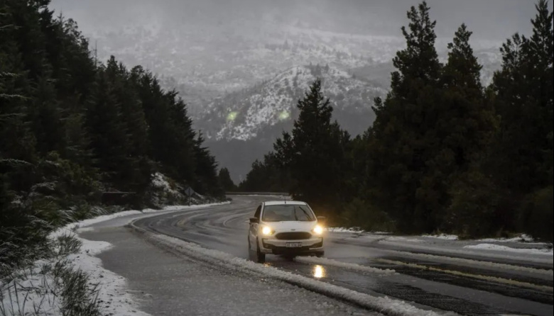 Piden extrema precaución por nieve en la Ruta 40 entre Bariloche y El Bolsón