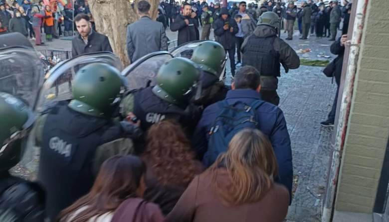 Huevazos y protestas marcaron el inicio del Foro Austral libertario