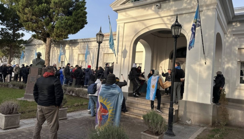 Santa Cruz hizo su última oferta salarial a Seguridad