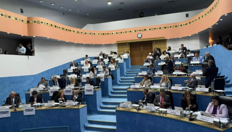 Buscan regular descuentos salariales a empleados públicos