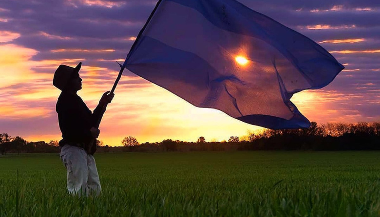 Con banderazo y movilización hacia la Casa de Gobierno, Viedma se suma a la marcha nacional contra la Ley de Tierras