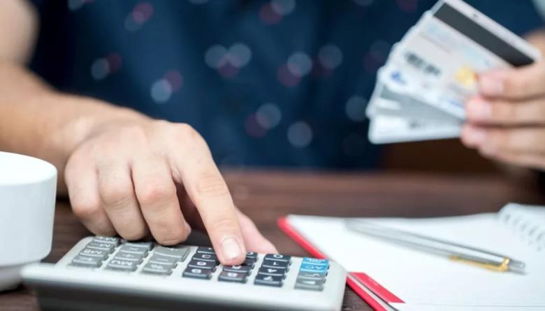 Weretilneck admitió que los salarios no alcanzan y prepara medidas para aliviar a los estatales endeudados