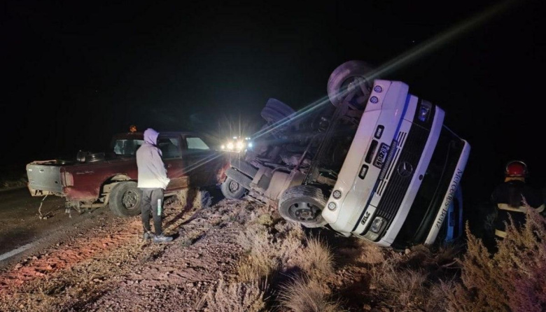 Un camión que iba hacia Vaca Muerta volcó en la Ruta 151 y crecen los reclamos por su estado