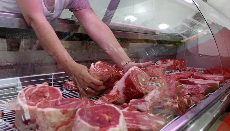 Carne en caída en Viedma: los vecinos compran al día y el pollo gana lugar en las carnicerías