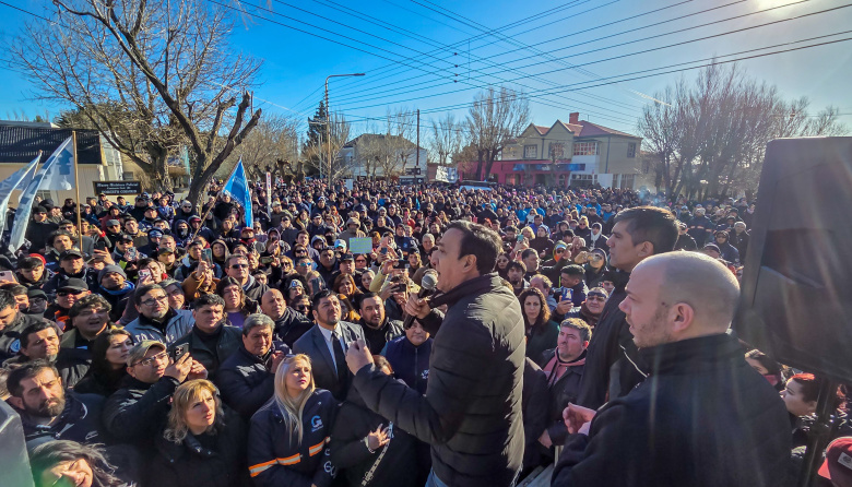 Río Gallegos salió a la calle contra el recorte de fondos: Grasso encabezó una marcha con más de 2.000 trabajadores