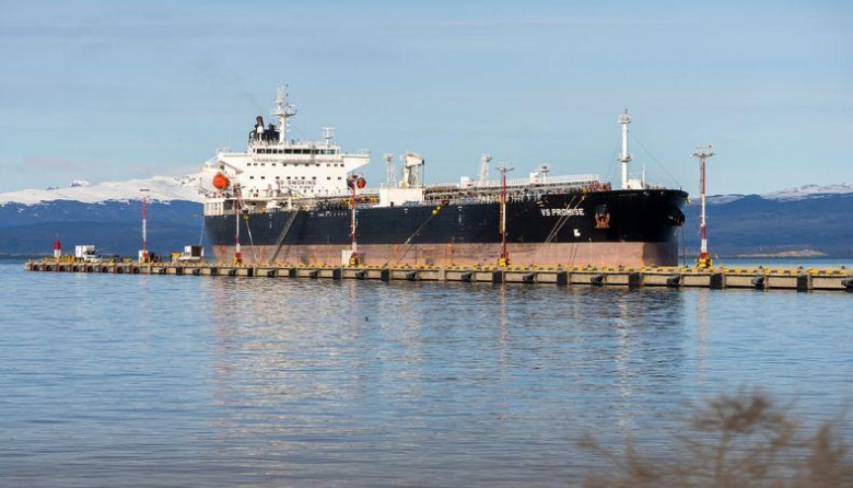 Un petrolero británico en Ushuaia vuelve a poner a Milei frente al debate por la soberanía