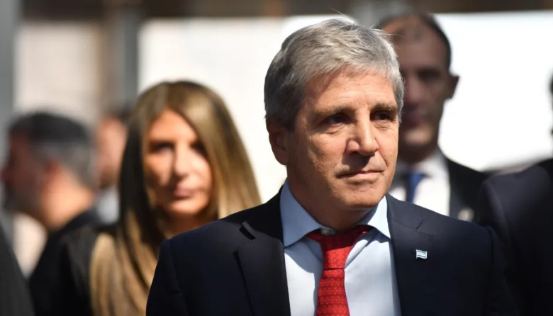 Caputo consigue respaldo financiero de EE.UU., pero el FMI presiona por una reforma impositiva