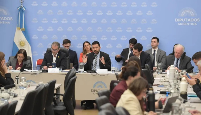 El Gobierno defendió el recorte de 81.000 empleos estatales y la oposición cuestionó el ajuste