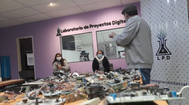 Inserción tecnológica : el Municipio de Viedma abrió cursos para reciclar y reutilizar componentes electrónicos