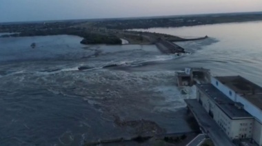 Ucrania y Rusia se acusan mutuamente por la destrucción de una represa que causa fuertes inundaciones