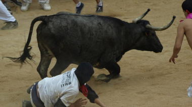 Un muerto y un herido por corneadas en un encierro de toros en Valencia