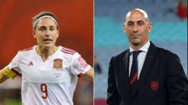 La FIFA excluye a Rubiales por tres años, tras el escandaloso beso no consentido a Jenni Hermoso. 