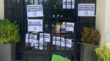 Distintos gremios protestaron frente a Casa de Gobierno por salarios y el aguinaldo