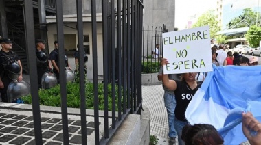 Organizaciones sociales protestas en las inmediaciones del Hotel Libertador contra el ajuste de Javier Milei